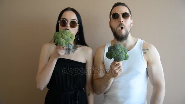 Guy and girl with broccoli — Stock Video