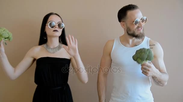 Kille och tjej med broccoli — Stockvideo