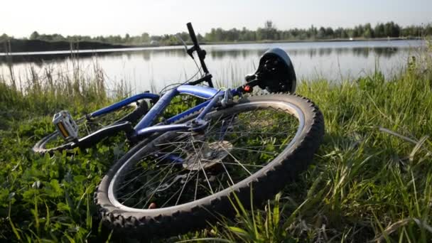 Bicicleta deitada na grama — Vídeo de Stock