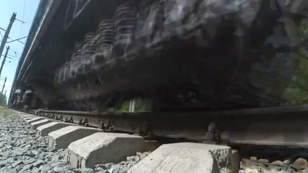 貨物列車は鉄道を旅します。 — ストック動画
