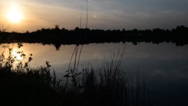 Lago en el fondo de la puesta del sol — Vídeos de Stock