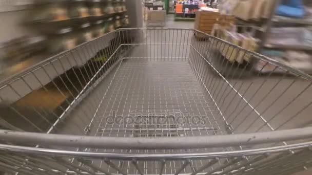 Trolley roll op supermarkt — Stockvideo