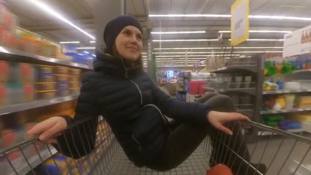 Rotolo del carrello sul supermercato — Video Stock