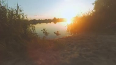 Adam göle çalışır.