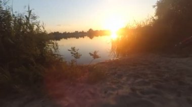 Adam göle çalışır.