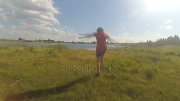 Der Kerl rennt zum See. — Stockvideo