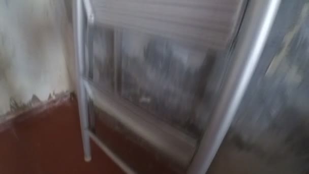 Escaliers sont debout dans la salle où ils font des réparations 