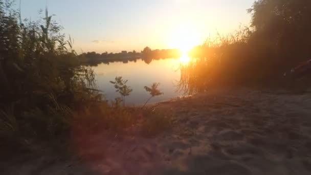 El tipo corre al lago. . — Vídeo de stock