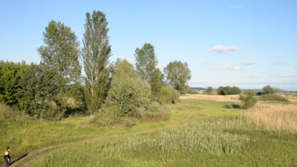 Fille en vélo de montagne dans le domaine 