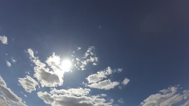 Zeitraffer. Wolken ziehen durch den Himmel — Stockvideo