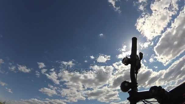 タイムラプス。雲が空を通過します。 — ストック動画