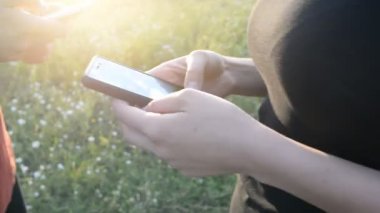 Kız ve adam bir cep telefonu arıyorum doğada