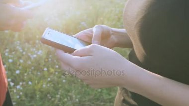 Kız ve adam bir cep telefonu arıyorum doğada