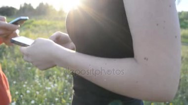 Kız ve adam bir cep telefonu arıyorum doğada