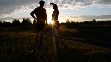 Kız ve adam bir cep telefonu arıyorum doğada