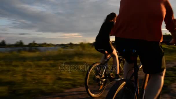 Adam ve kız Bisiklete binme — Stok video