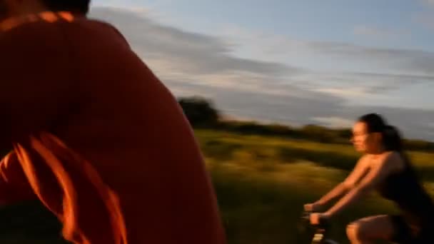 Τύπος και το κορίτσι ποδηλασία — Αρχείο Βίντεο