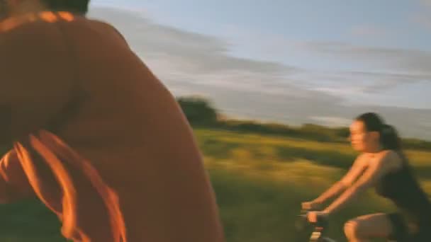 Guy et fille cyclisme — Video