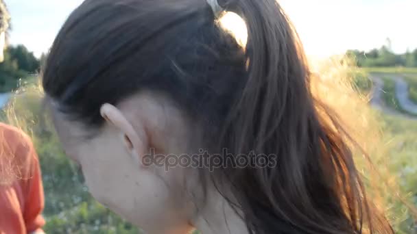 Chica y chico en la naturaleza mirando en un teléfono móvil — Vídeo de stock