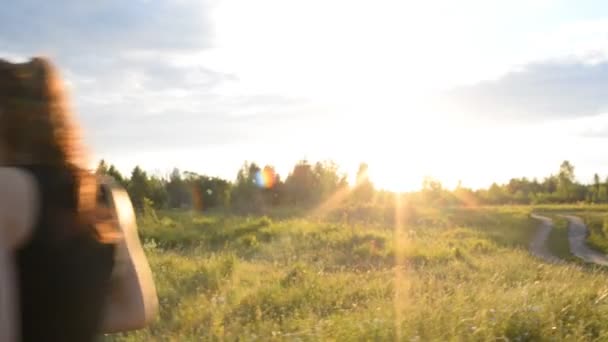 Mädchen und Mann in der Natur schauen in ein Handy — Stockvideo