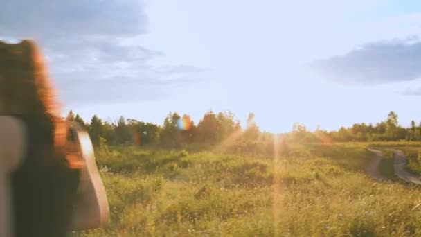 Fille et mec dans la nature regardant dans un téléphone mobile — Video