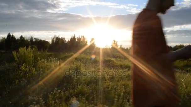 Menina e cara na natureza olhando em um telefone celular — Vídeo de Stock