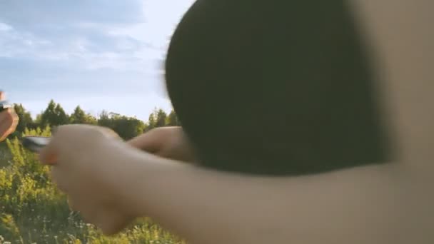 Mädchen und Mann in der Natur schauen in ein Handy — Stockvideo