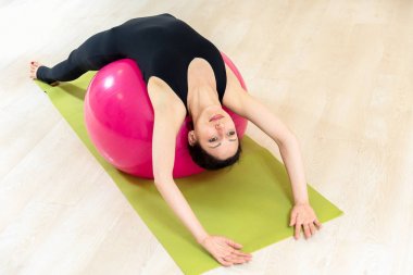 Kız fitball yardımıyla yapıyor