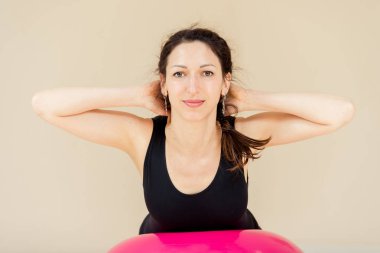 Kız fitball yardımıyla yapıyor