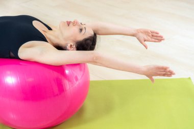 Kız fitball yardımıyla yapıyor