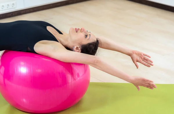 Menina fazendo exercícios com a ajuda de fitball — Fotografia de Stock