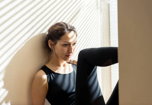 Training on yoga. Girl practicing yoga — Stock Photo, Image