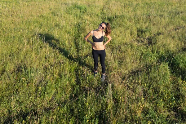 Ein Mädchen geht auf dem Feld — Stockfoto