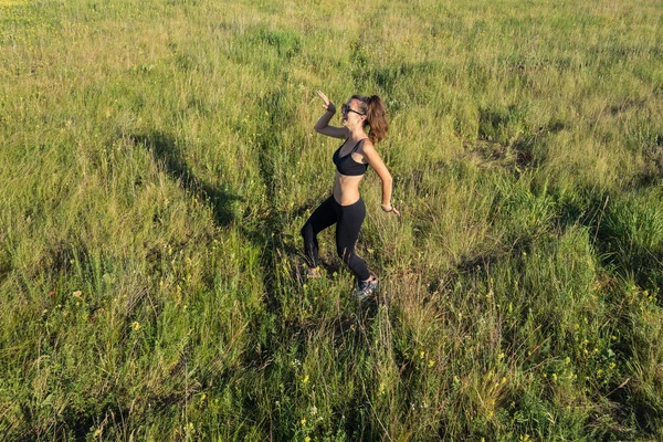 A girl is walking in the field — Stock Photo, Image