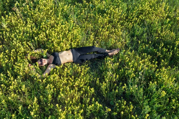 Het meisje ligt in het veld — Stockfoto