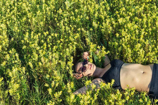 La ragazza giace nel campo — Foto Stock