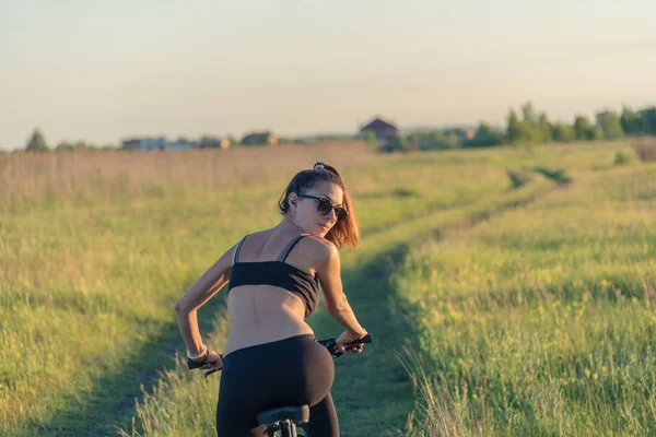 Mädchen mit Mountainbike im Feld — Stockfoto
