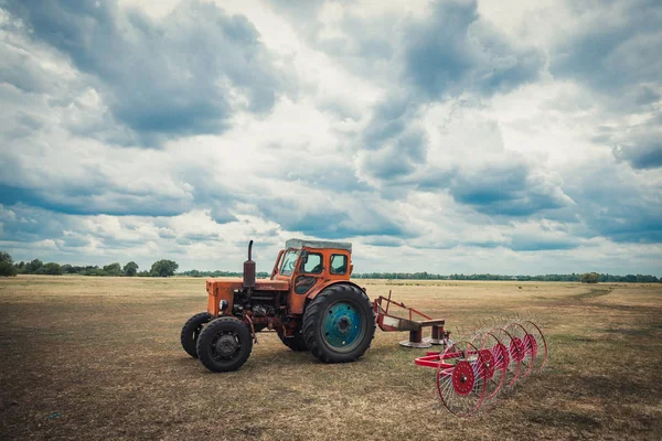 Трактор стоїть у полі — стокове фото