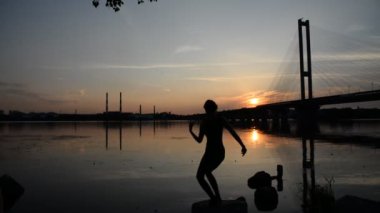 Pratik Yoga arka planda şehir kız