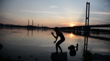 Pratik Yoga arka planda şehir kız