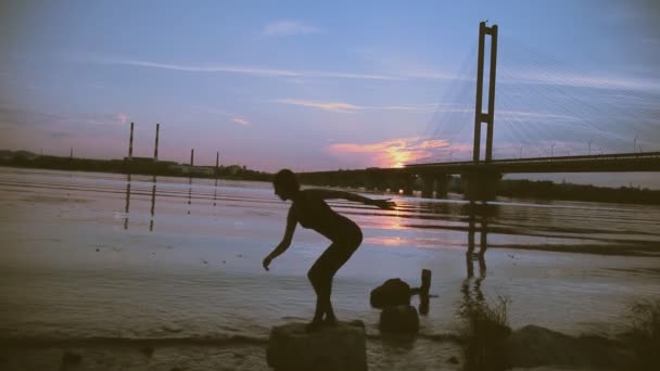 Дівчина практикує йогу на тлі міста — стокове відео