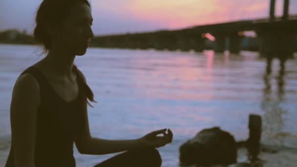 Chica practicando yoga en el fondo de la ciudad — Vídeo de stock