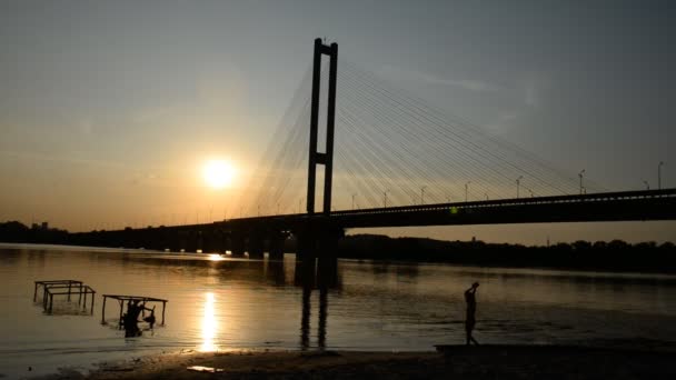 Rivier en brug. Meest bij zonsondergang — Stockvideo