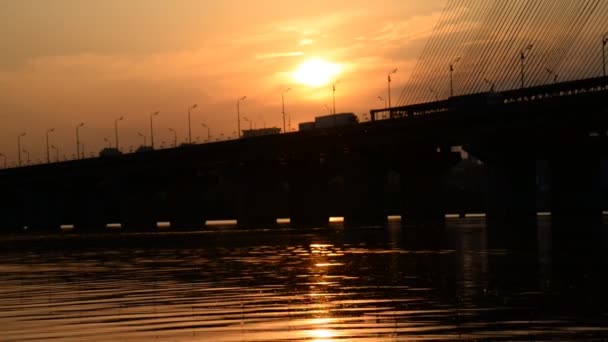 Ποτάμι και γέφυρα. Οι περισσότεροι στο ηλιοβασίλεμα — Αρχείο Βίντεο