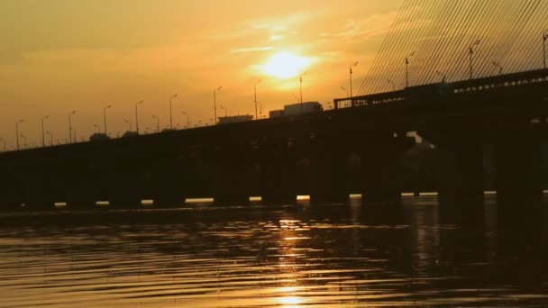 Floden och bron. Mest vid solnedgången — Stockvideo