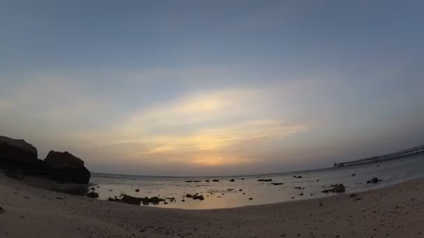 Timelapse. Solen kommer ut från havet — Stockvideo