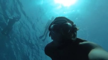 Snorkeling. Adam maske ve tüp denizde yüzen