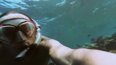 Snorkeling. Adam maske ve tüp denizde yüzen