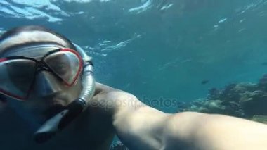 Snorkeling. Adam maske ve tüp denizde yüzen