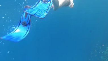 Snorkeling. Bir kız bir maske ve tüp denizde yüzen